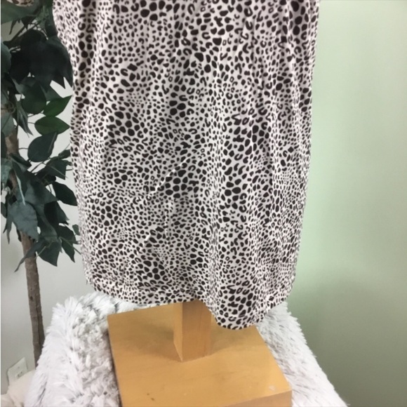 LANDS End Medium short sleeve v neck tee
Thicker weight 
Animal print - Picture 10 of 15